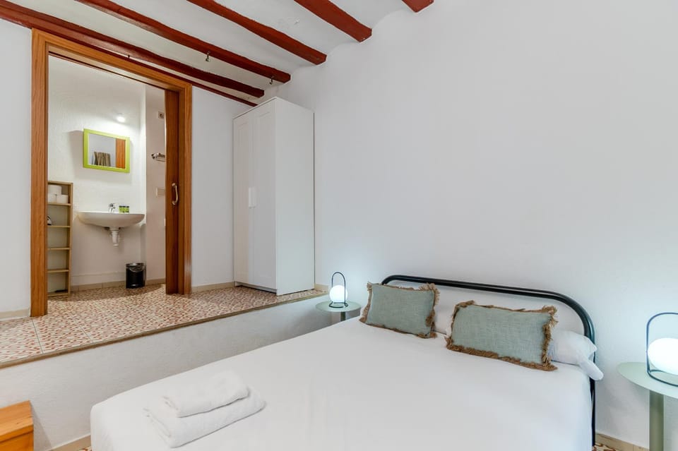 Bed, Photo of the whole room, Bedroom, towels