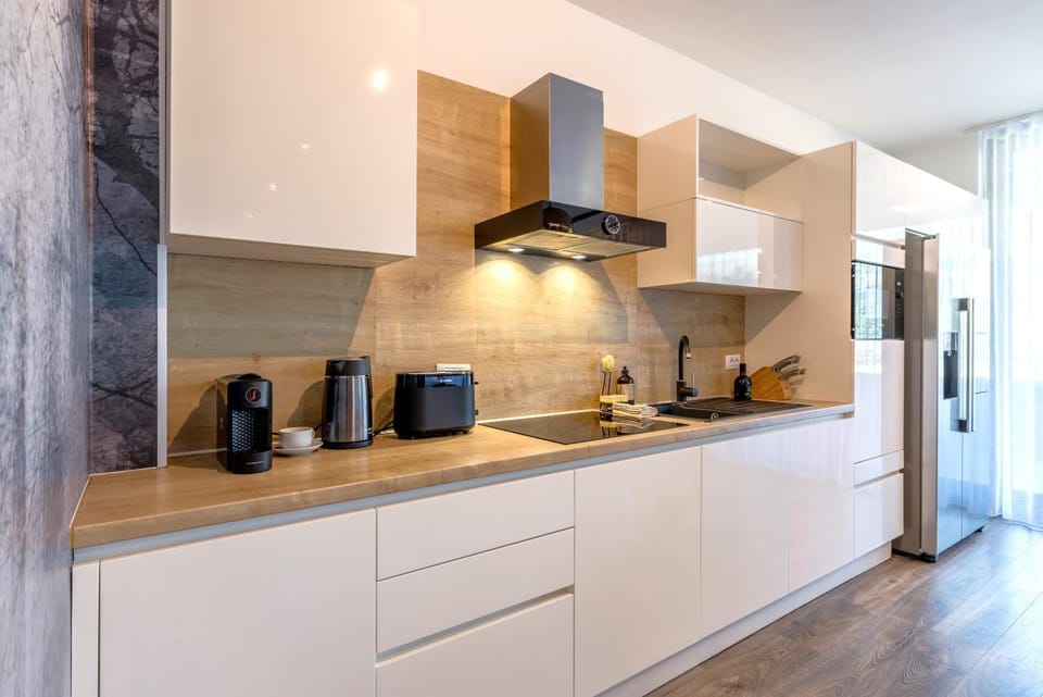 Coffee/tea facilities, Kitchen or kitchenette, dishwasher, stove, toaster