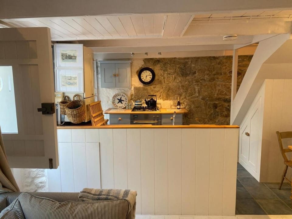 SEA-AH-NA SIDE COTTAGE - Steps from the Beach Grade II Listed Refurbished Romantic Getaway House in Saint Ives