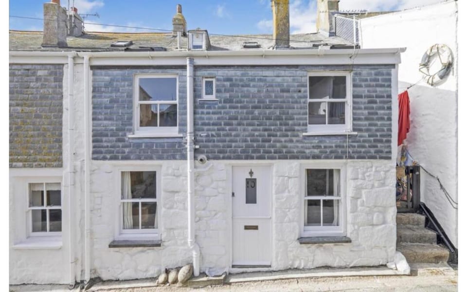 SEA-AH-NA SIDE COTTAGE - Steps from the Beach Grade II Listed Refurbished Romantic Getaway House in Saint Ives