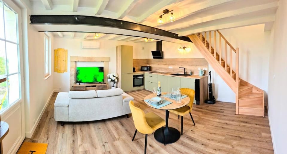 Communal lounge/ TV room, TV and multimedia, Kitchen or kitchenette, Living room, Seating area, Dining area, oven