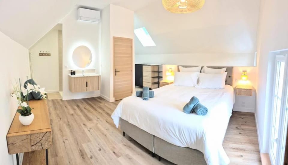 Bed, Photo of the whole room, Bedroom, wardrobe, air conditioner