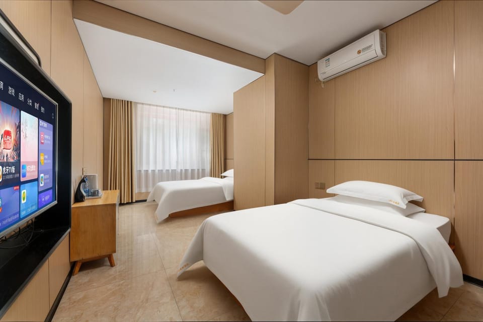 Photo of the whole room, air conditioner