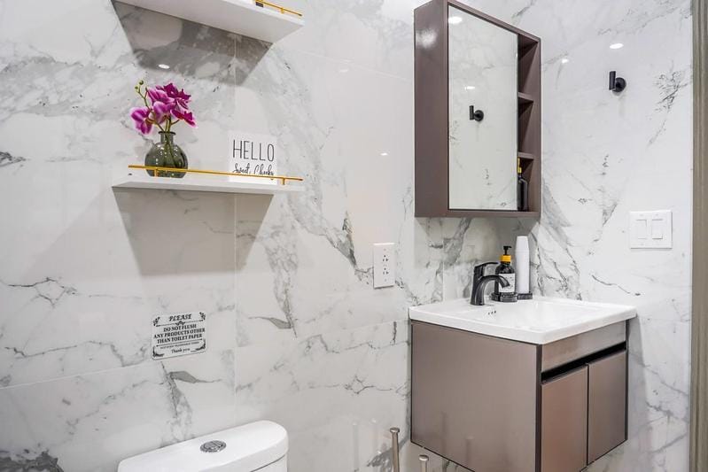Velvet Vue Suite Near JFK, UBS Arena, & 30mins from City Apartment in Queens Village