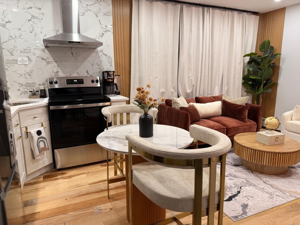 Velvet Vue Suite Near JFK, UBS Arena, & 30mins from City Apartment in Queens Village