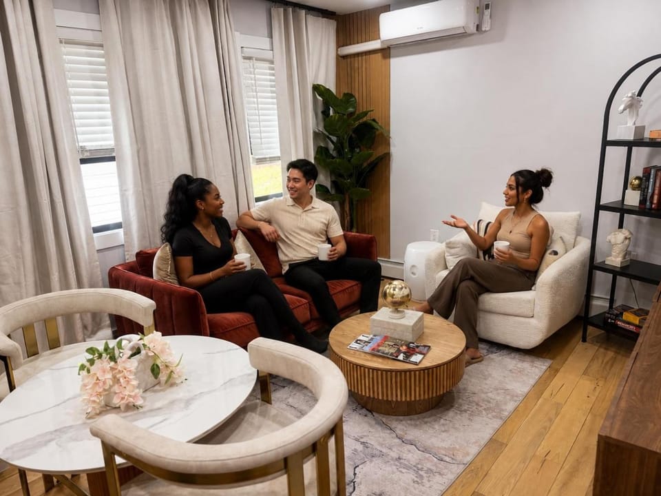 Velvet Vue Suite Near JFK, UBS Arena, & 30mins from City Apartment in Queens Village