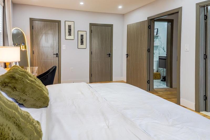Velvet Vue Suite Near JFK, UBS Arena, & 30mins from City Apartment in Queens Village