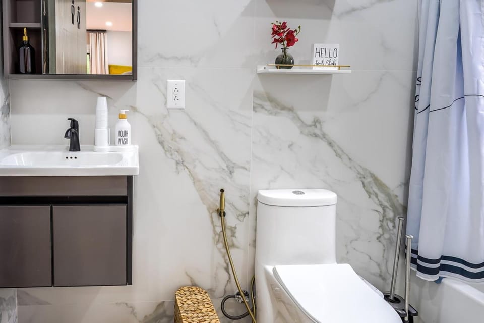 Velvet Vue Suite Near JFK, UBS Arena, & 30mins from City Apartment in Queens Village