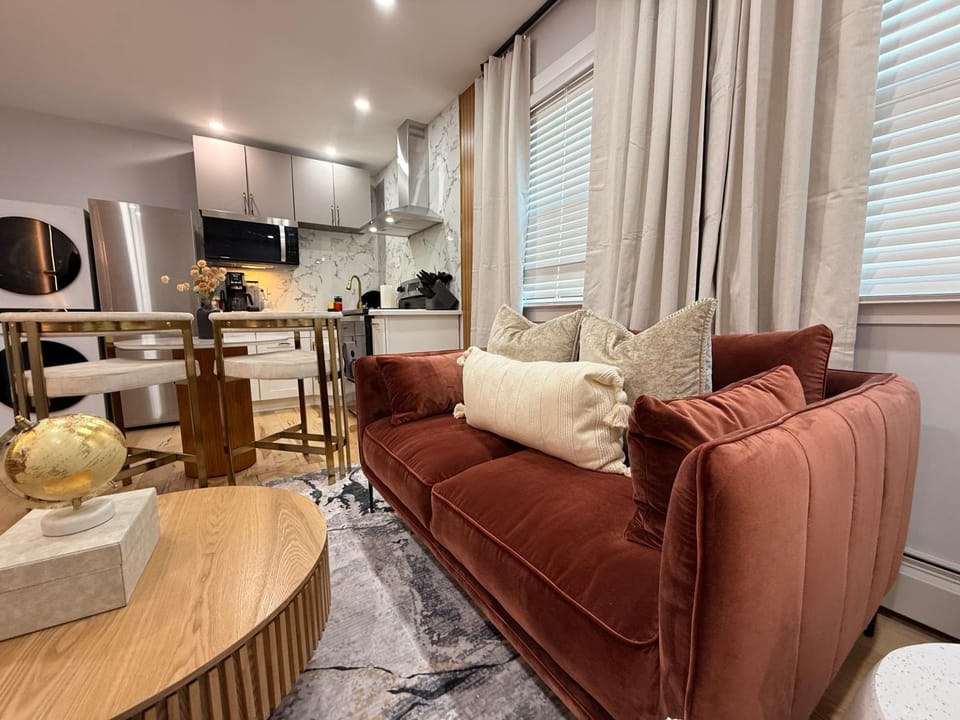 Velvet Vue Suite Near JFK, UBS Arena, & 30mins from City Apartment in Queens Village