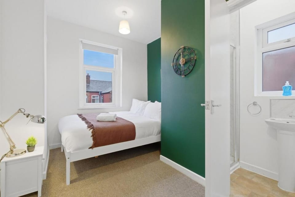 Spacious 4 Bedroom House with PacMan,Darts, Netflix by Vista Stays Short Lets Manchester Apartment in Salford