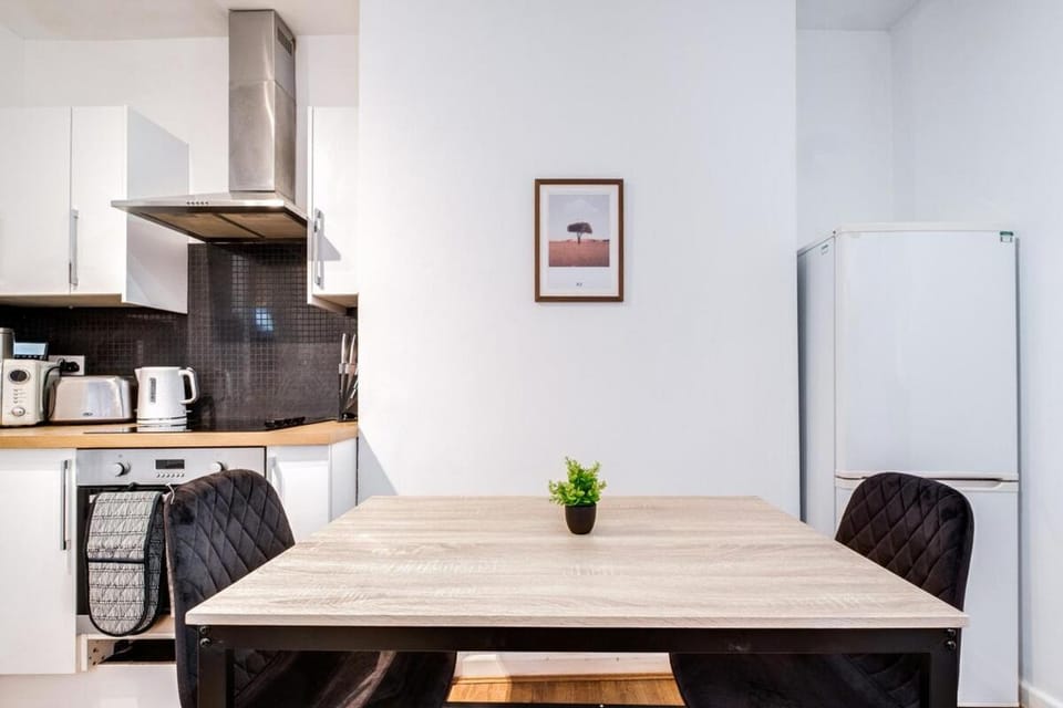 Spacious 4 Bedroom House with PacMan,Darts, Netflix by Vista Stays Short Lets Manchester Apartment in Salford