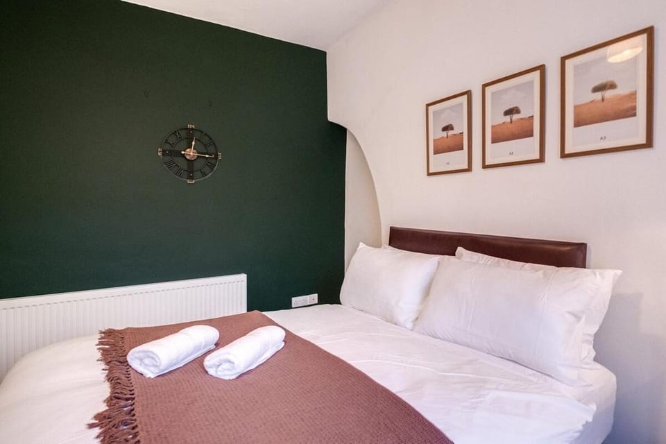 Spacious 4 Bedroom House with PacMan,Darts, Netflix by Vista Stays Short Lets Manchester Apartment in Salford