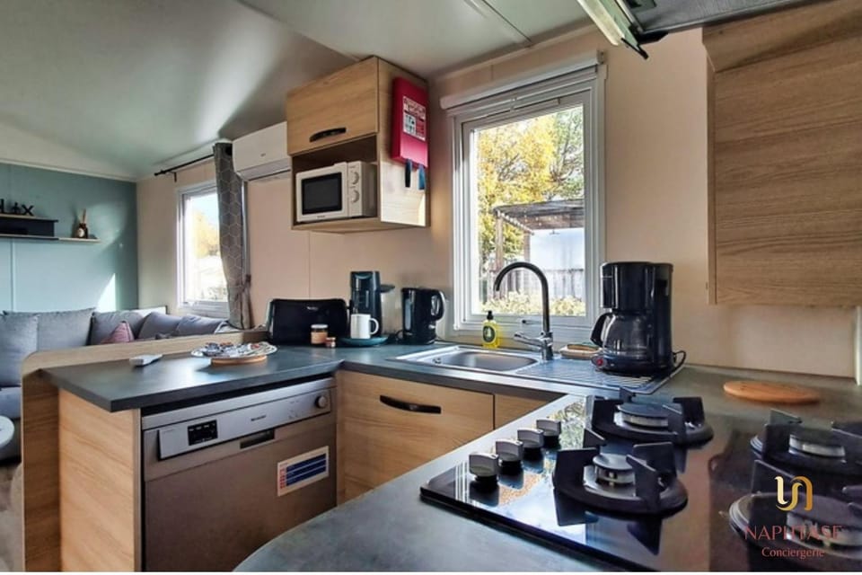 Coffee/tea facilities, Kitchen or kitchenette, dishwasher, stove, toaster