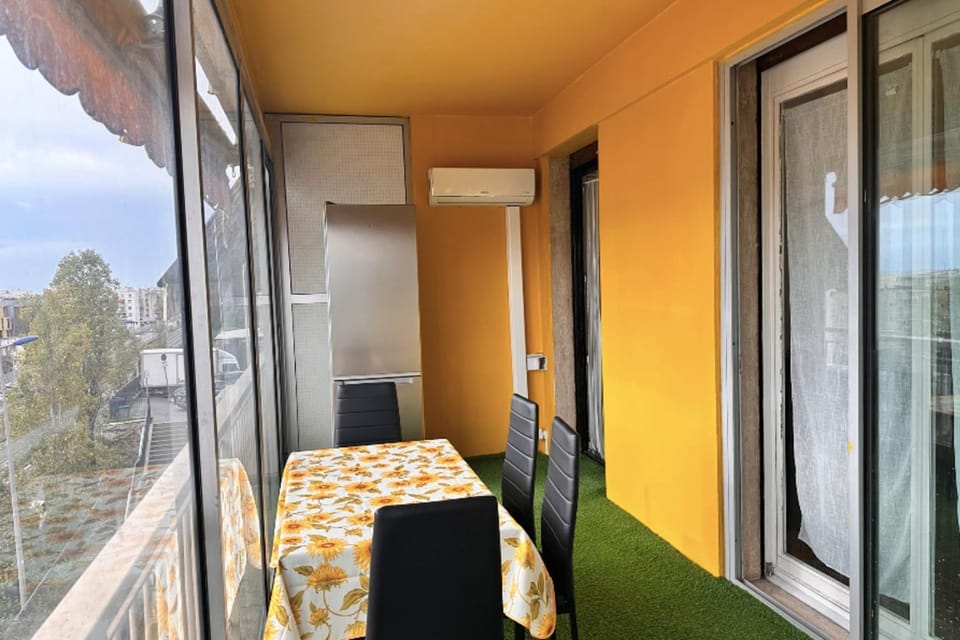 Studio with veranda 5min walk to the beach Apartment in Nice