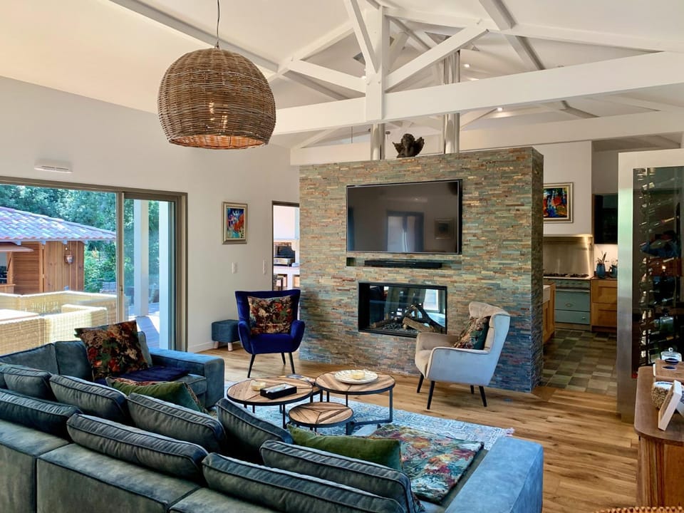 Communal lounge/ TV room, Living room, Seating area