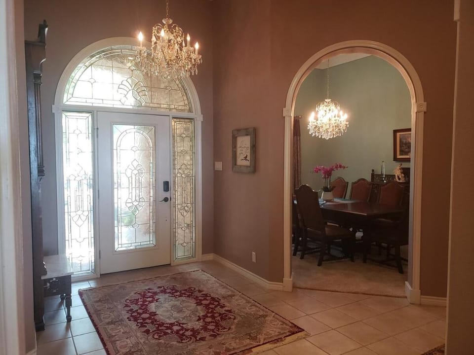 Fully furnished lakefront Retreat Villa in Cedar Creek Reservoir