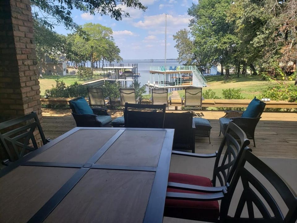 Fully furnished lakefront Retreat Villa in Cedar Creek Reservoir