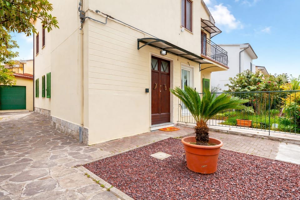 Property building, Facade/entrance, Garden