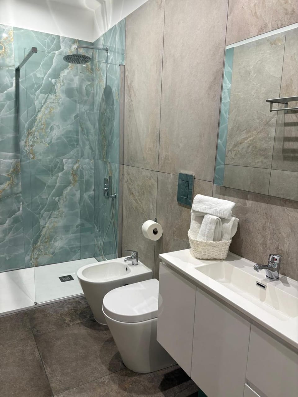 Shower, Toilet, Bathroom, bidet, towels