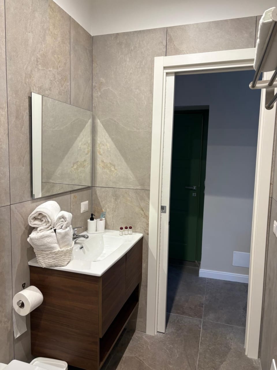 Toilet, Bathroom, towels