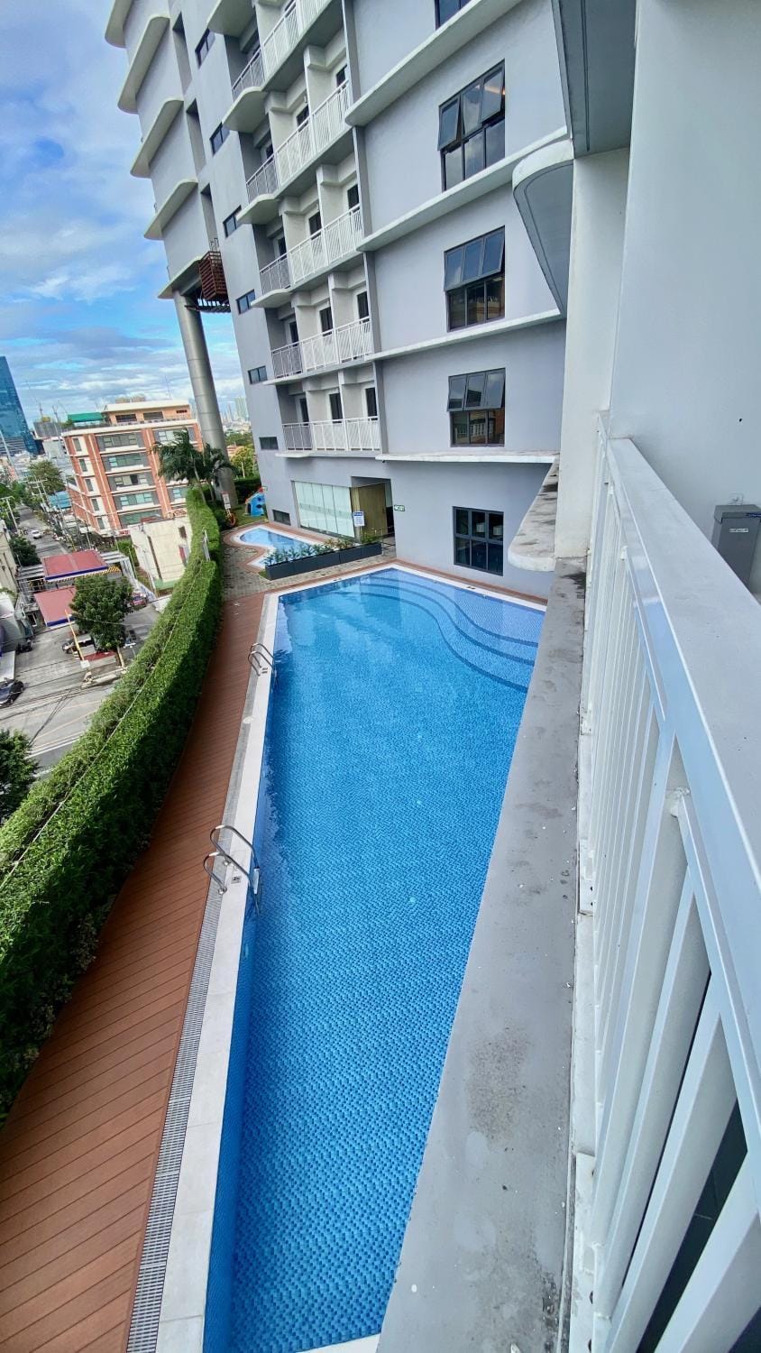 Luxe Hotel-Style Suite Stay at Ayala Ave Apartment hotel in Pasay