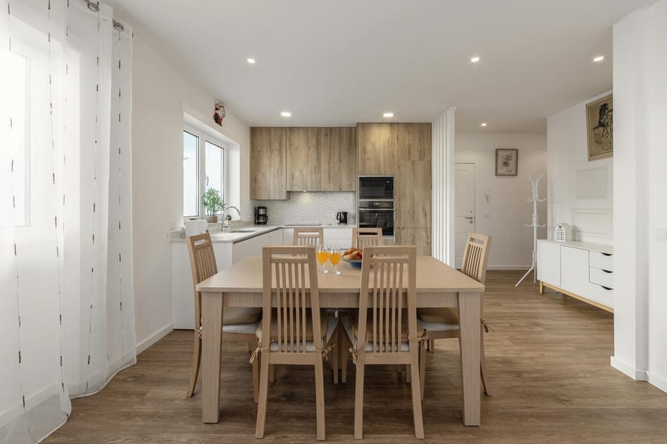 Kitchen or kitchenette, Dining area, dishwasher, oven, stove, toaster, washing machine