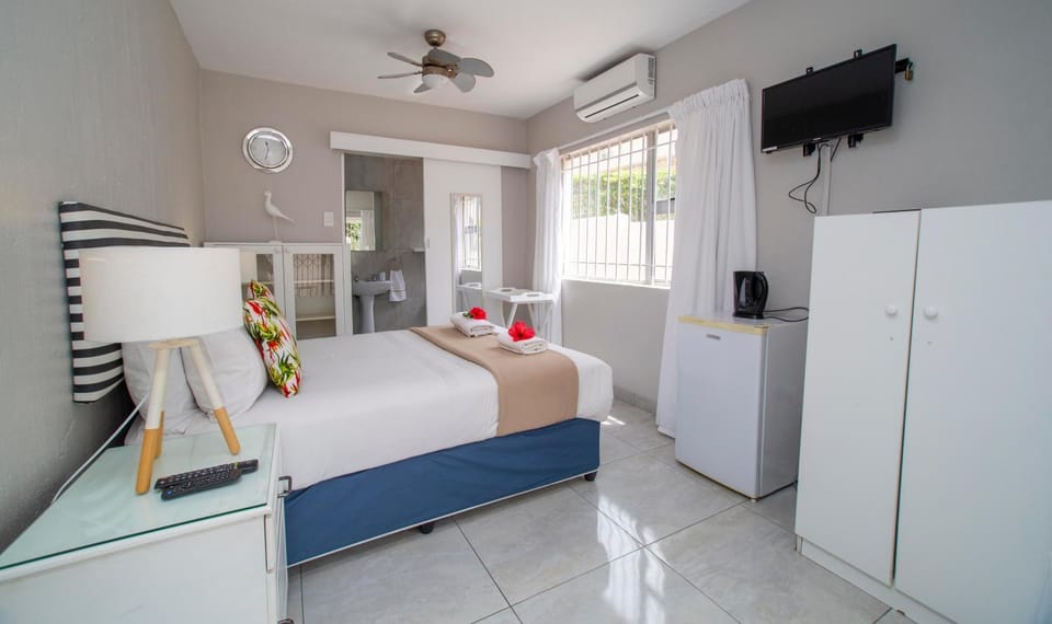 Bed, TV and multimedia, Photo of the whole room, Bedroom, wardrobe, air conditioner