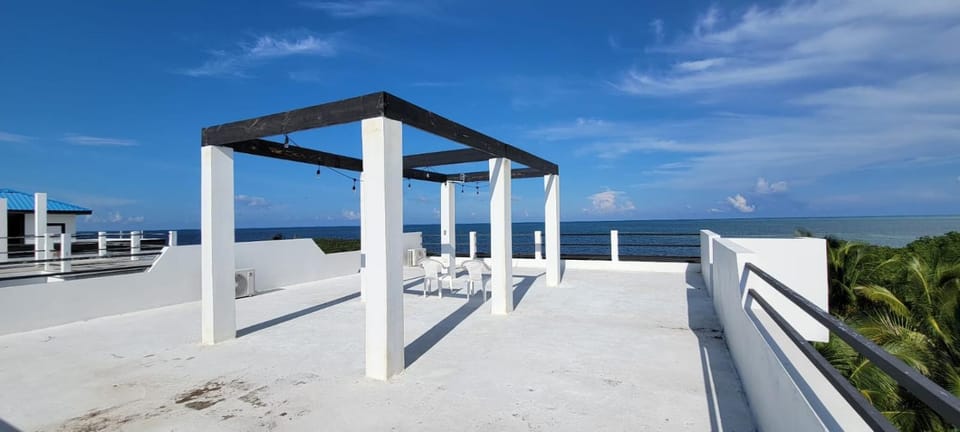 Lickety Split-Oceanview with Rooftop Escape Apartment in Belize District