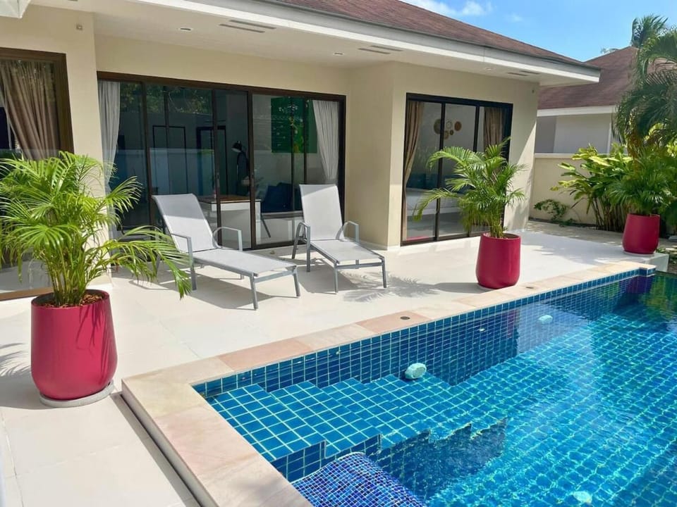 Swimming pool, sunbed
