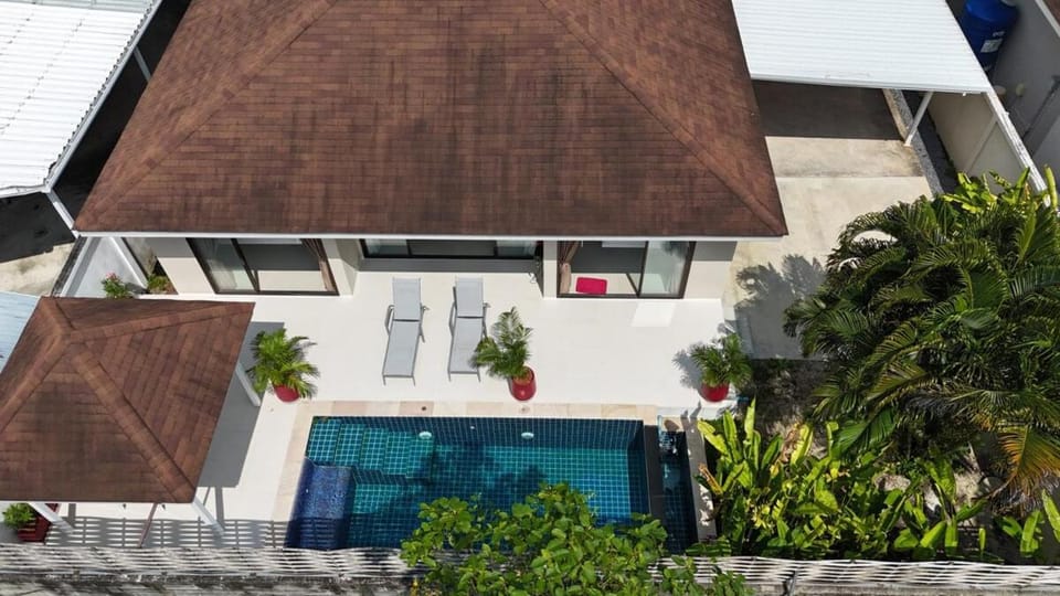 Patio, Swimming pool, sunbed