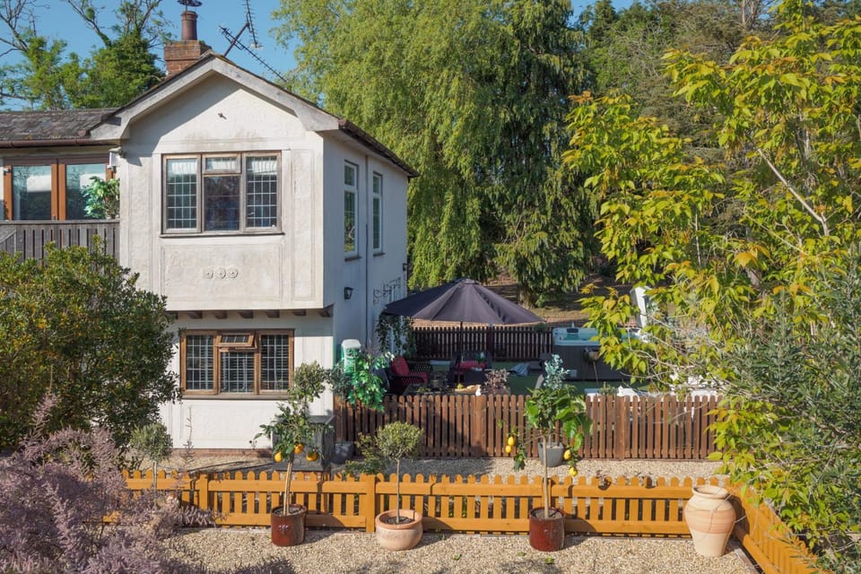 Property building, Day, Garden, Garden view