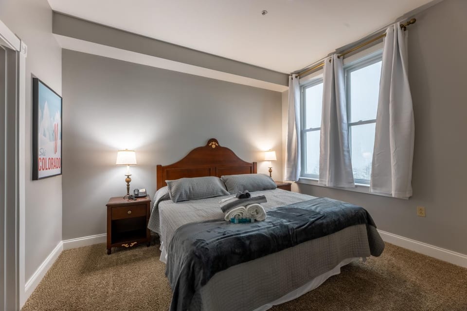 Snowshoe Village Ski-in - Ski-out Condo w Hot Tub House in Snowshoe