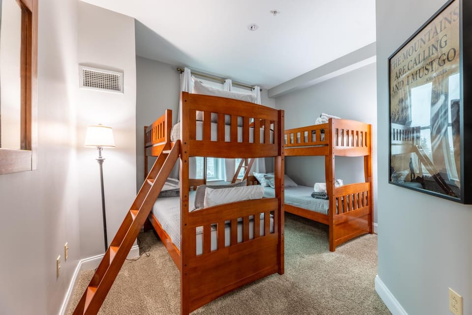 Snowshoe Village Ski-in - Ski-out Condo w Hot Tub House in Snowshoe