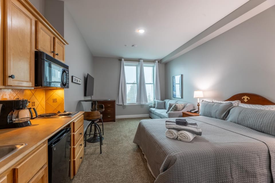 Snowshoe Village Ski-in - Ski-out Condo w Hot Tub House in Snowshoe