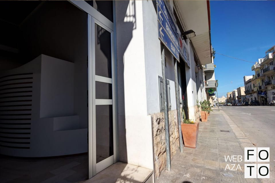 Facade/entrance, Day, Summer, On site, City view, Street view