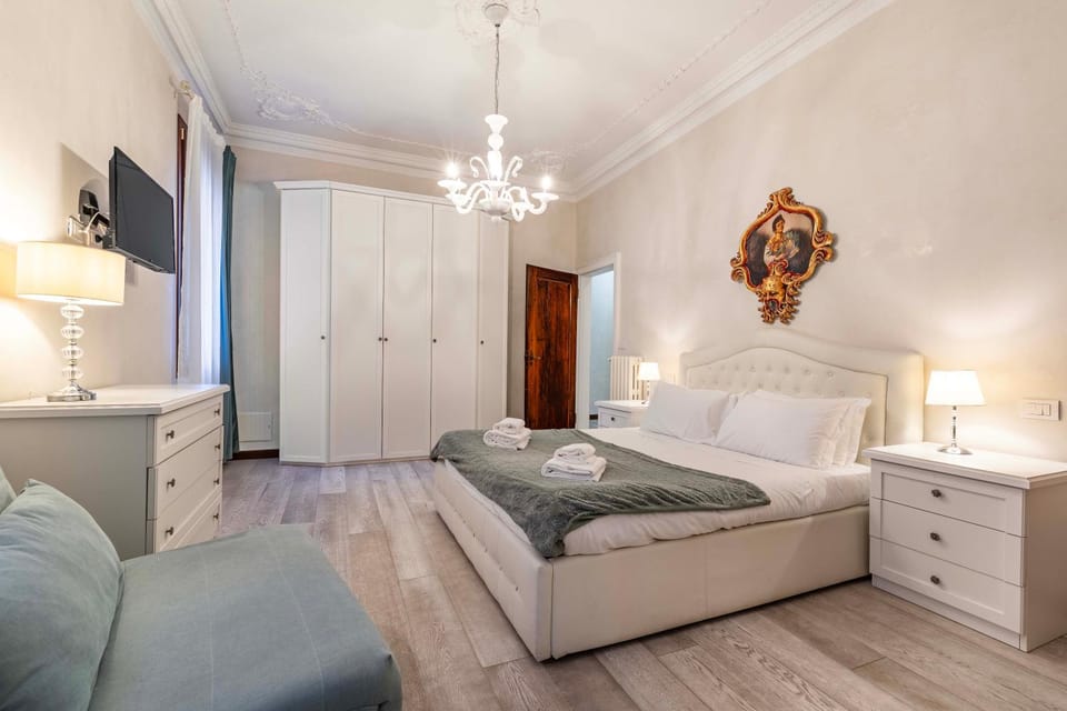 TV and multimedia, Photo of the whole room, Bedroom