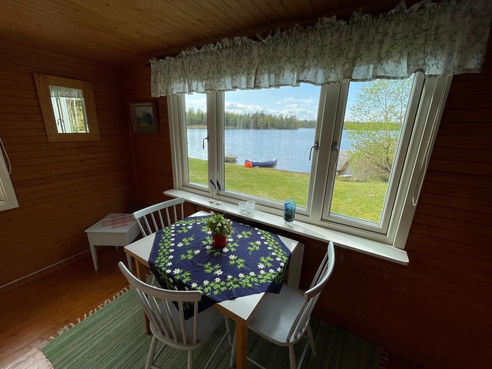 Thilens cottage by lake Bunn House in Västra Götaland County
