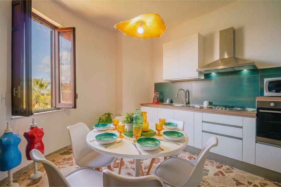 Kitchen or kitchenette, Living room, Food and drinks, Seating area, Dining area, stove
