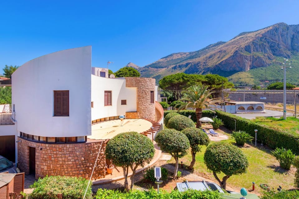 Property building, Nearby landmark, Spring, Day, Natural landscape, Garden, Garden view, Mountain view