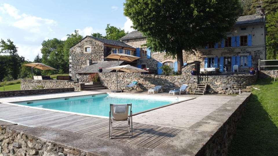 Property building, Day, Pool view, Swimming pool