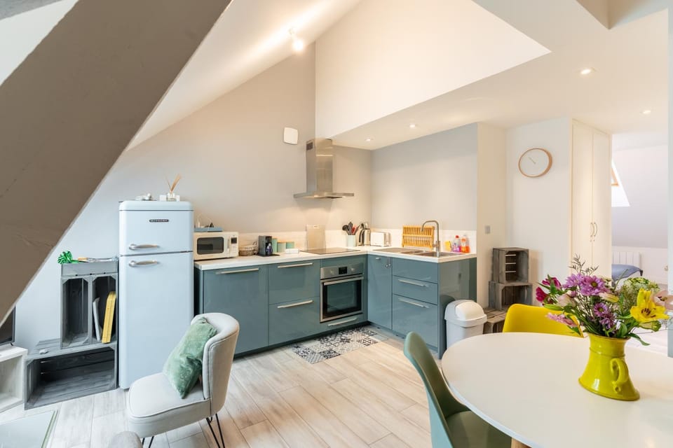 Coffee/tea facilities, Kitchen or kitchenette, Living room, Seating area, Dining area, oven, stove, toaster