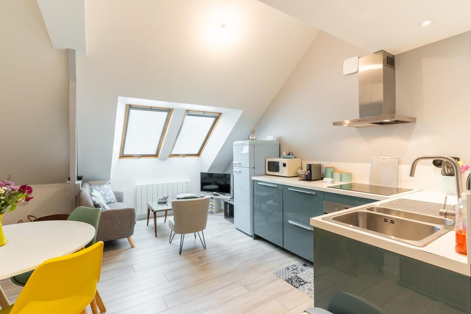 Coffee/tea facilities, Kitchen or kitchenette, Living room, Seating area, Dining area, dishwasher, oven, stove, toaster