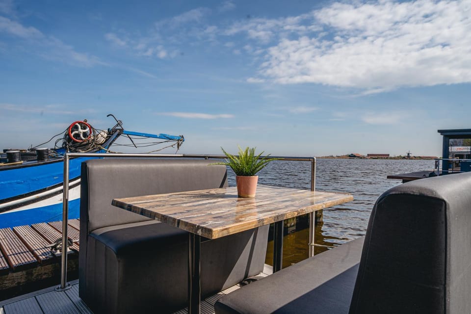 Houseboat Uitgeest Campground/ 
RV Resort in Dordrecht