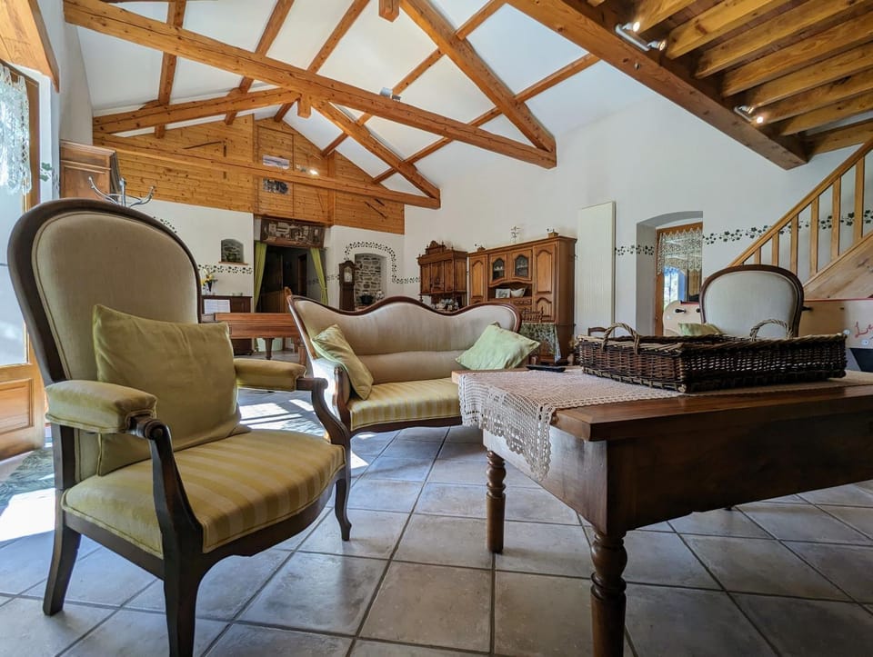 Living room, Seating area