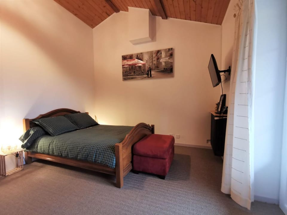 Bed, TV and multimedia, Photo of the whole room, Bedroom