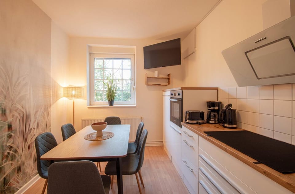 Communal lounge/ TV room, TV and multimedia, Coffee/tea facilities, Kitchen or kitchenette, stove, kitchen