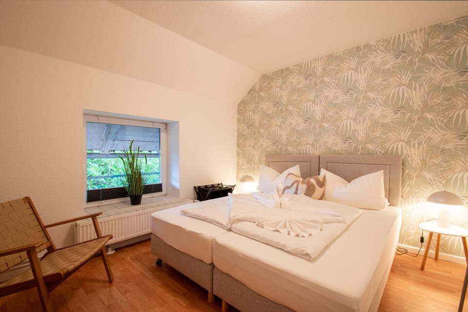 Bed, Photo of the whole room, Seating area, Bedroom, soundproof, towels