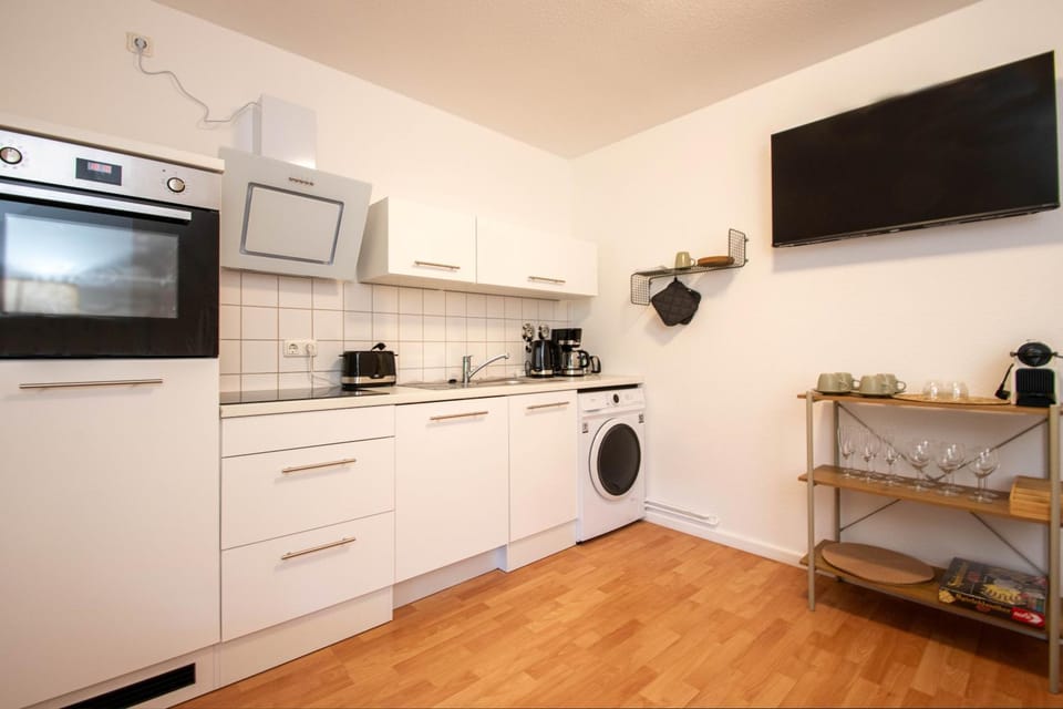 TV and multimedia, Coffee/tea facilities, Kitchen or kitchenette, dishwasher, stove, toaster, washing machine, kitchen