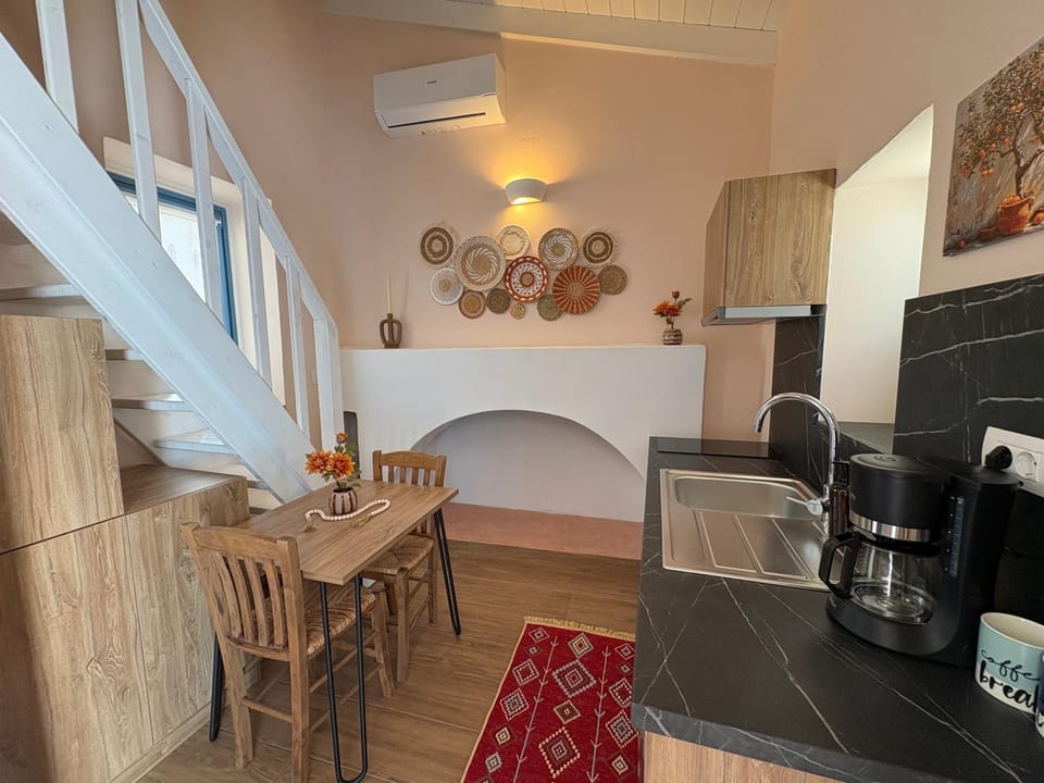 Photo of the whole room, Decorative detail, Dining area, locker, kitchen