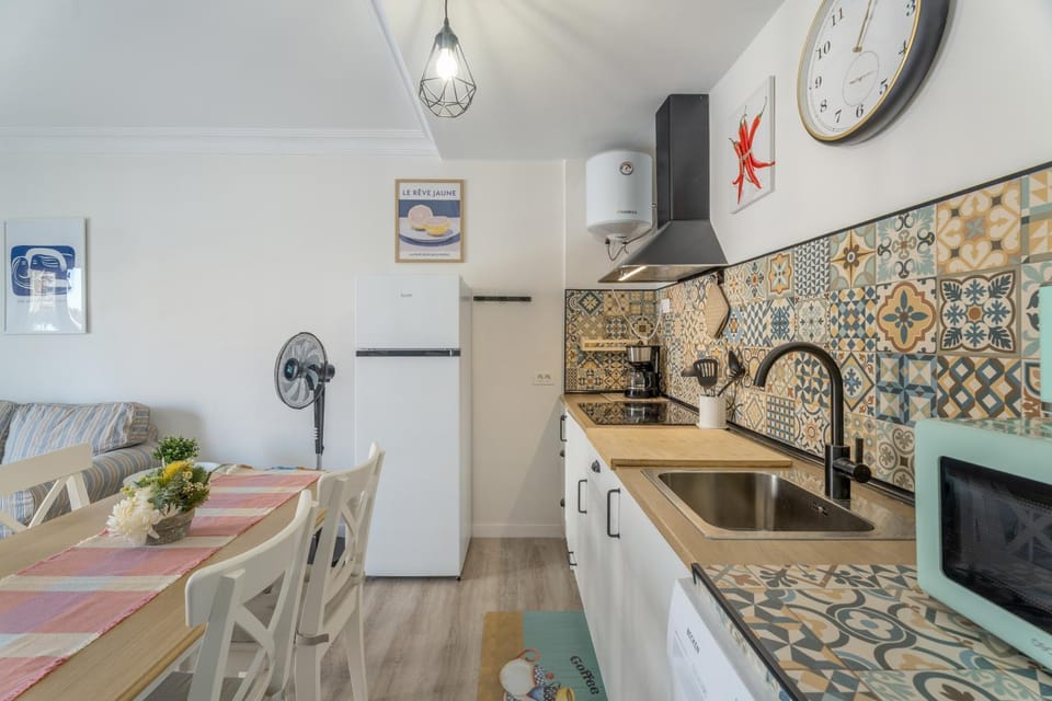 Property building, Kitchen or kitchenette, Living room